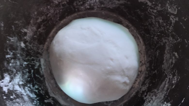 番薯汤圆糖水,把面团揉光滑,盖保鲜膜静置20分钟。