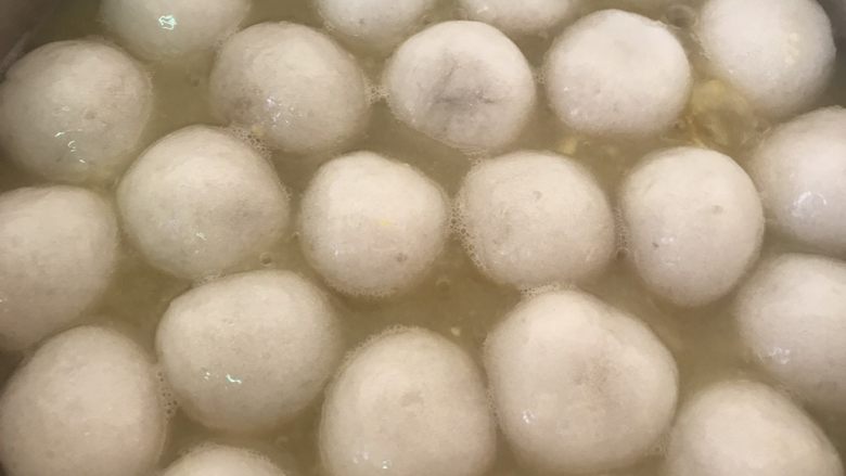 番薯汤圆糖水,煮至糖融化,关火,焖5分钟。