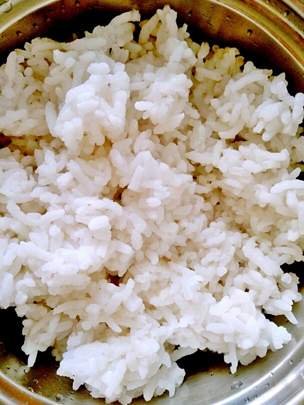 蛋炒饭,<a style='color:red;display:inline-block;' href='/shicai/ 6501'>剩米饭</a>放到冰箱里冷藏一个晚上。