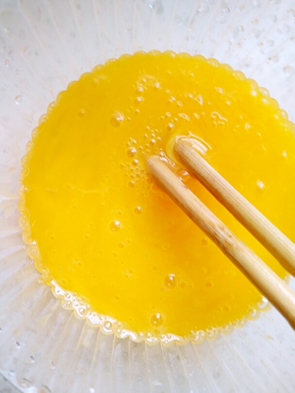 蛋炒饭,<a style='color:red;display:inline-block;' href='/shicai/ 9'>鸡蛋</a>打散加入少许淀粉和少许盐搅拌均匀。