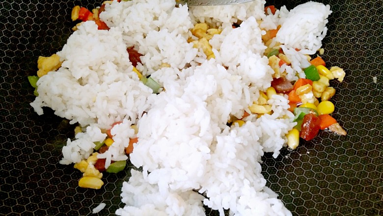 蛋炒饭,再倒入剩米饭。