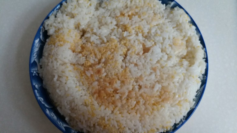 什锦炒饭,头一天晚上做的(大米小米)二米饭,剩下放冰箱冷藏今早取出。
