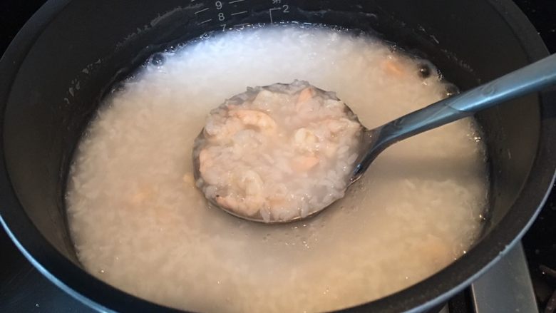 美味虾仁瘦肉粥,搅拌,煮到虾仁变色