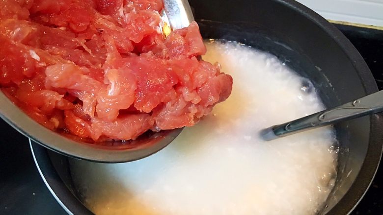 美味虾仁瘦肉粥,再加入瘦肉