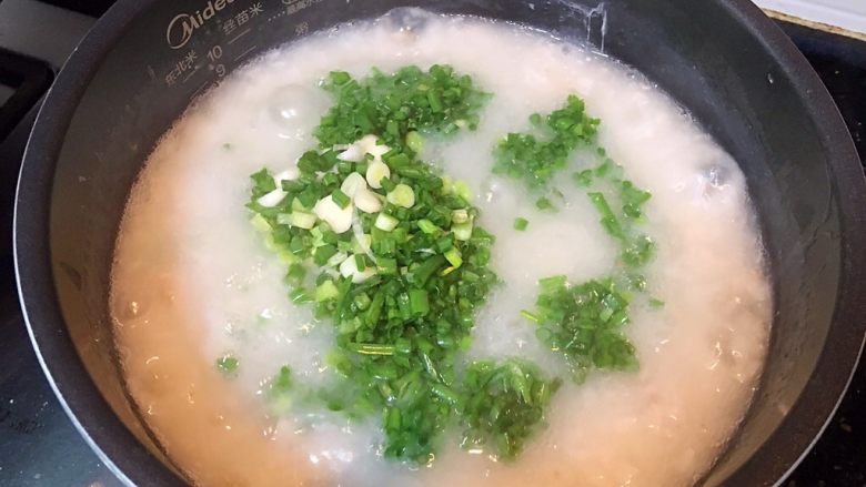 美味虾仁瘦肉粥,最后加入适量油、香<a style='color:red;display:inline-block;' href='/shicai/ 3250'>葱</a>,搅匀