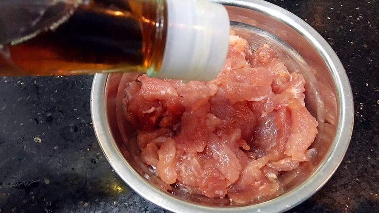 美味虾仁瘦肉粥,瘦肉加入适量的鱼露抓匀,腌30分钟
