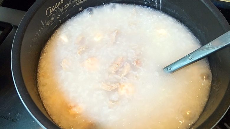 美味虾仁瘦肉粥,搅拌,盖上盖子再次煮开
