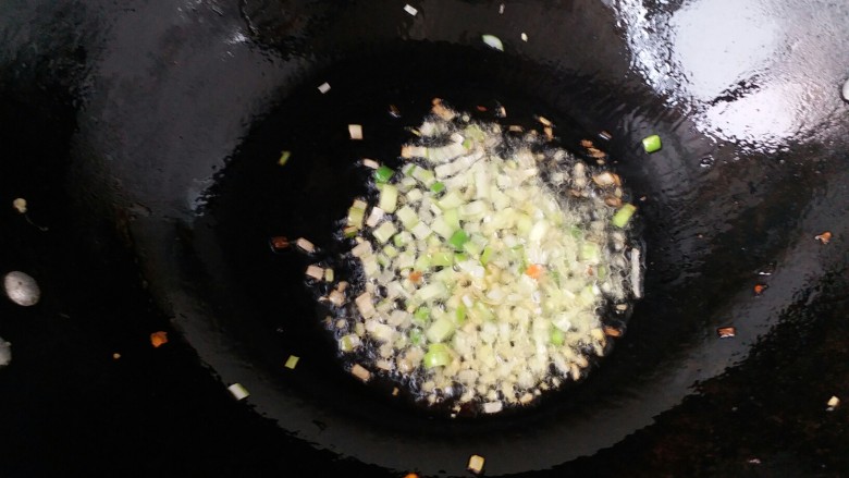 什锦炒饭,油锅放少量油,将葱姜碎粒倒入炒香