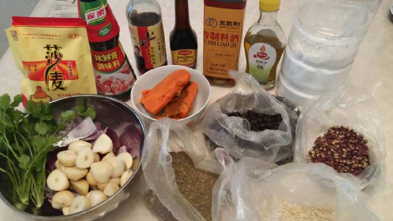 家庭版太安鱼,准备配料,如图所示。
除上图所示配料外还要准备白糖,醋和郫县豆瓣酱。(我忘拿了😅)