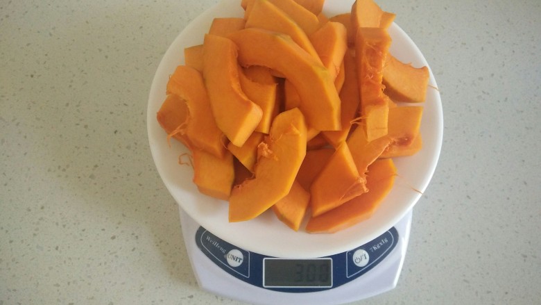 南瓜发糕,取去皮南瓜300克。