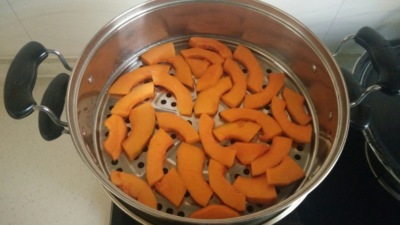 南瓜发糕,南瓜放入蒸锅中蒸熟。