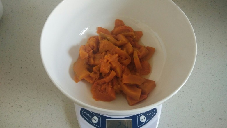 南瓜发糕,蒸熟后的南瓜变成了240克，越热搅拌成泥状。