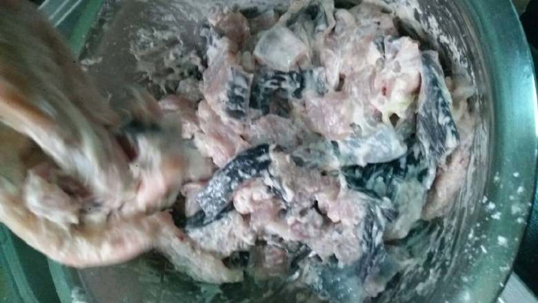 家庭版太安鱼,码好味之后滤掉码味水,拿掉葱姜,加生粉,生粉一定要稍微多加点,一会儿炸鱼的时候鱼才不容易烂。