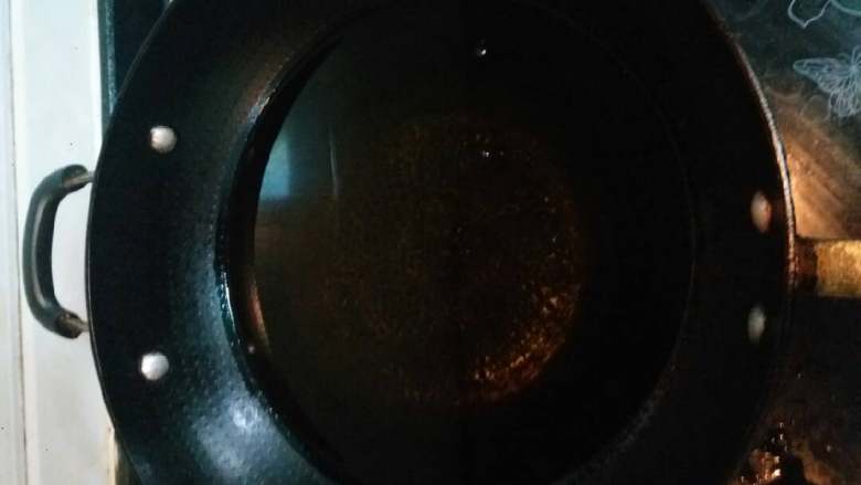 家庭版太安鱼,然后锅里倒调和油,要热锅冷油,等锅子热了再倒油。等油温七八层热的时候开始放鱼进锅里炸。