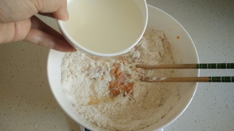 南瓜发糕,继续加入清<a style='color:red;display:inline-block;' href='/shicai/ 156925'>水</a>搅拌，<a style='color:red;display:inline-block;' href='/shicai/ 156925'>水</a>要慢慢加入。喜欢甜的，此时可加入细砂糖。