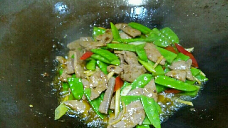 荷兰豆炒猪肝,放适量的盐翻炒均匀,再加少许鸡精翻炒均匀就可以了。