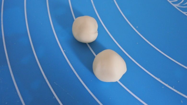 ⭐萌萌哒~小青蛙馒头⭐
,拿8克白色面团,分成8个各1克的小面团,揉成球。
