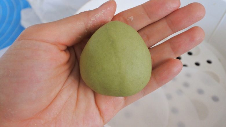 ⭐萌萌哒~小青蛙馒头⭐
,揉圆,然后用手捏成跟三角饭团一样的形状。
