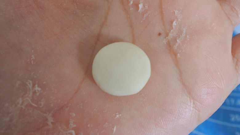 ⭐萌萌哒~小青蛙馒头⭐
,然后稍稍按扁 。