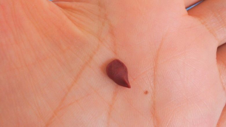 ⭐萌萌哒~小青蛙馒头⭐
,分出米粒大小一颗,搓成水滴形,然后用牙签从上方轻压,整成小心形。