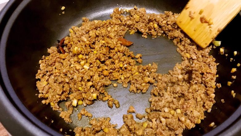 香喷喷肉末口袋饼,加入肉末翻炒均匀,炒熟炒出香味后关火