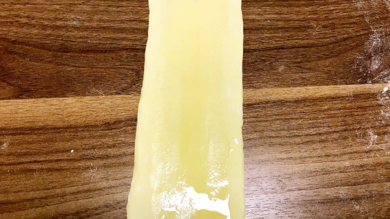 香喷喷肉末口袋饼,取一个小长方形,如图一样,中间宽的区域抹上一层芝麻油,两边窄的区域抹上一层水
