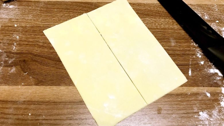 香喷喷肉末口袋饼,再把这个方形裁成两个相等的小长方形,之前用刀裁掉的边角面皮和成面团继续使用。记得后面的面皮尽量都跟前面切成的小长方形大小一致