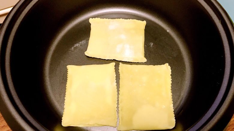 香喷喷肉末口袋饼,锅烧热后转小火,放入口袋饼先干烙,干烙成型后再将锅内抹上一层薄薄的油,再煎烙口袋饼,这样烙出的饼比较软