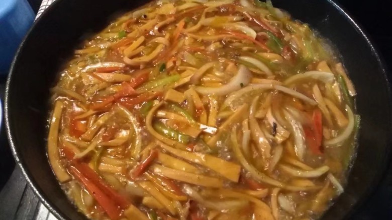 炒面,加入油,放入胡豆瓣,然后把胡萝卜丝芹菜丝火腿肠丝,加入一碗水,再加盐和<a style='color:red;display:inline-block;' href='/shicai/ 756'>鸡精</a>等调味品,等胡萝卜丝熟了加入方便面翻炒,再把韭菜加入
