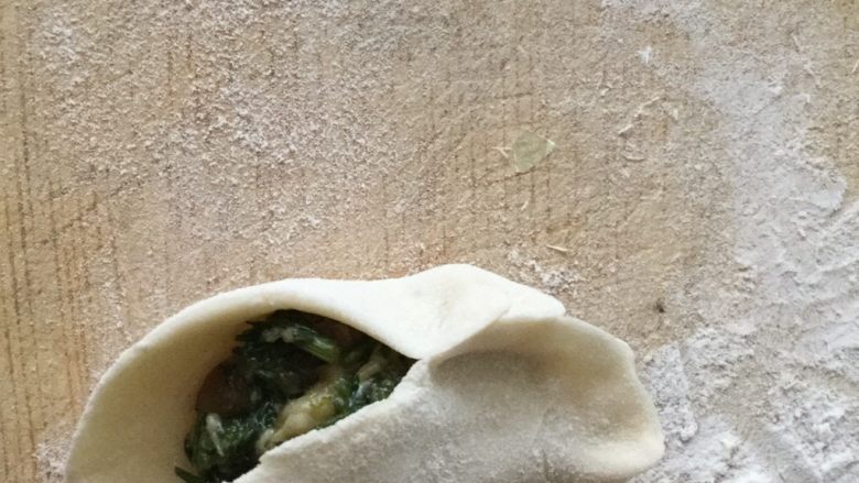 猪肉茴香馅饺子,我包饺子是从一头开始包,一边包一边捏褶皱。