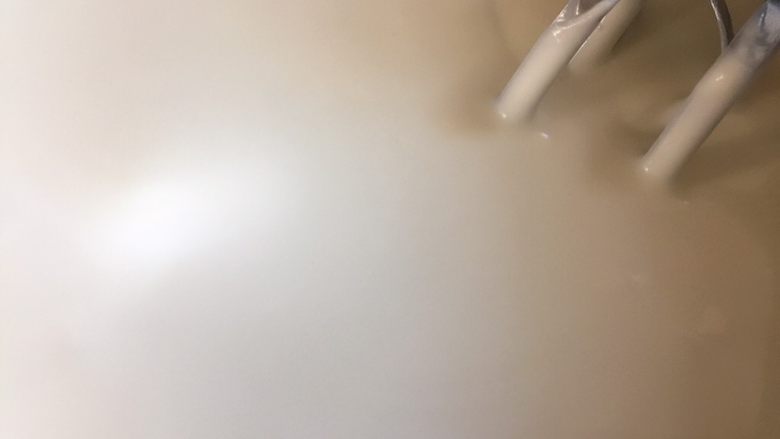 家有烤箱+hello kitty可可慕斯(附戚风蛋糕),直到慕斯糊变的丝滑,无颗粒状。