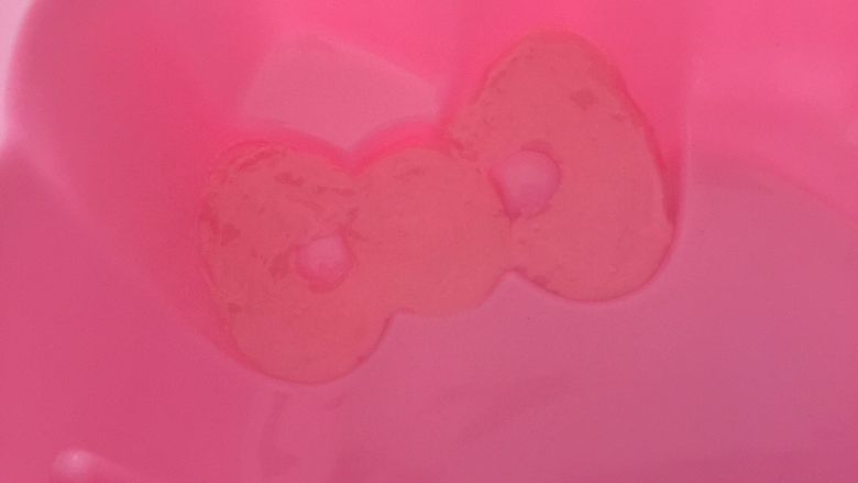 家有烤箱+hello kitty可可慕斯(附戚风蛋糕),再用粉色巧克力笔填充进蝴蝶结的位置。室温放置半小时后,冷藏10分钟。