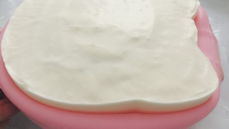 家有烤箱+hello kitty可可慕斯(附戚风蛋糕),吹风机热风吹两圈慕斯模具的边缘,活动一下四周每个角落,慢慢脱模。