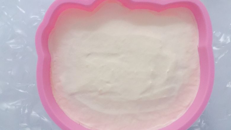 家有烤箱+hello kitty可可慕斯(附戚风蛋糕),然后倒入剩余的全部慕斯糊。冷冻过夜,最少冷冻时间也不要低于8小时。如图是冻好的。