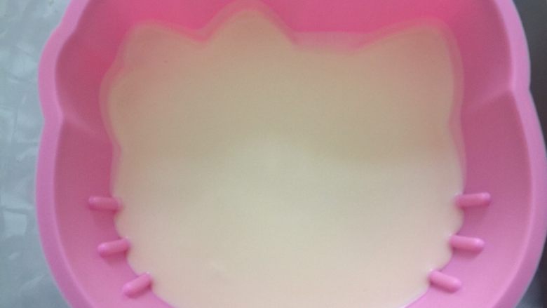 家有烤箱+hello kitty可可慕斯(附戚风蛋糕),取出模具,往底部倒入一部分慕斯糊,慕斯糊不得少于三分之一。继续冷藏10分钟左右。