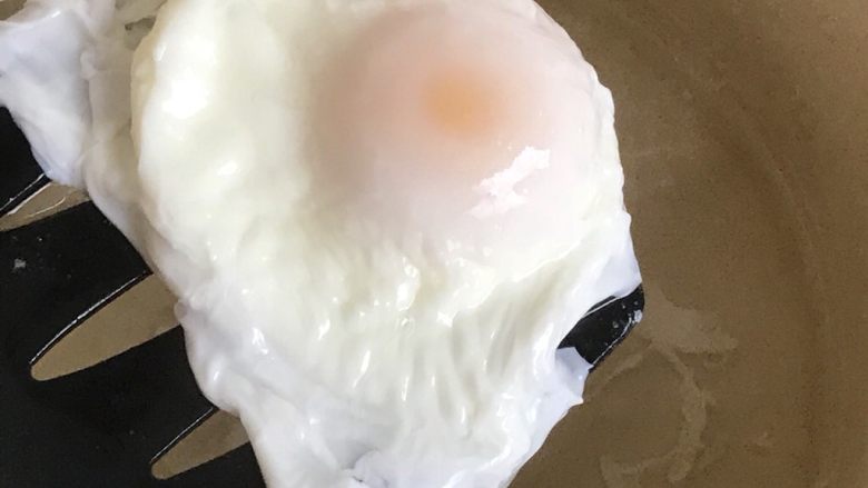 苹果红枣酒酿蛋,过一分多钟蛋白凝固了就捞出鸡蛋沥干,这时是溏心蛋,喜欢固体黄的可以多煮会儿。