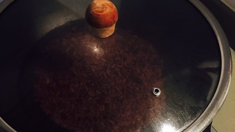 蜜豆爽滑双皮奶,加盖,大火烧开,小火焖煮10分钟
