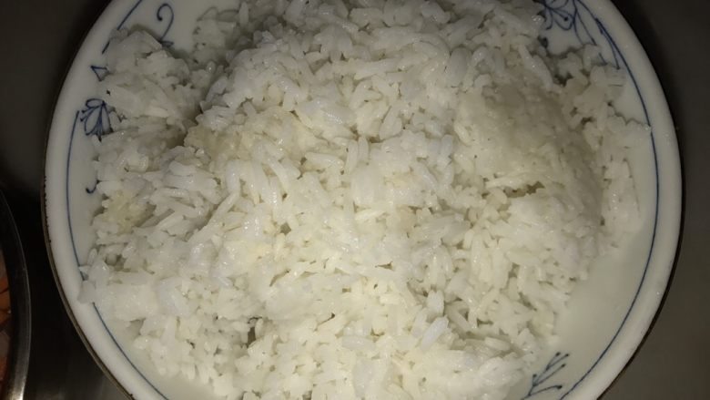 五宝炒饭,准备隔夜饭,炒饭用隔夜饭,饭粒比较干爽和硬朗