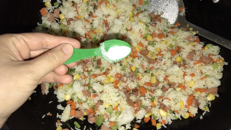 五宝炒饭,炒至饭粒散开,加入盐翻炒