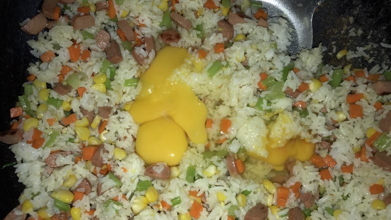 五宝炒饭,打入3个鸡蛋,然后搅散翻炒,加入鸡蛋后饭会比较湿润,要炒至干爽