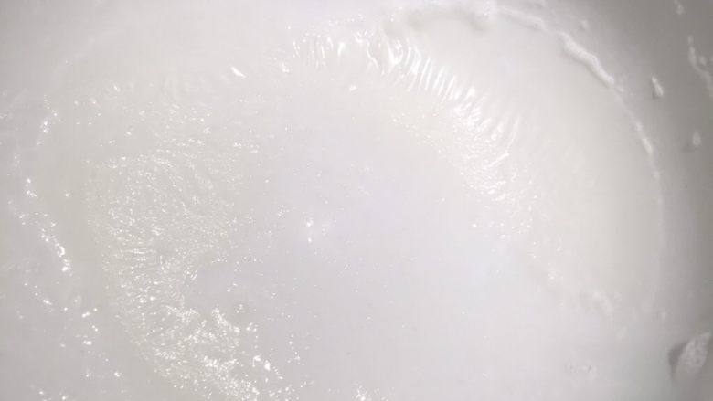 蜜豆爽滑双皮奶,仔细看,这就是牛奶的奶皮