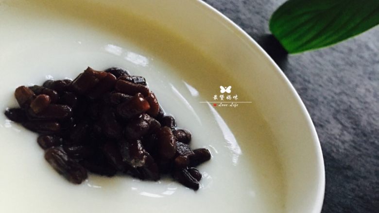 蜜豆爽滑双皮奶,再撒上一些蜜豆,真的很好吃哦!
甜嫩丝滑,你值得拥有!