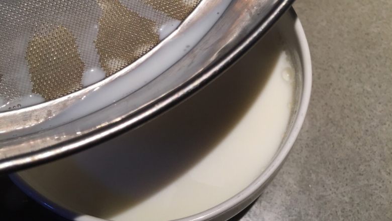 蜜豆爽滑双皮奶,之后,用过筛网将溶液倒入到原来的碗里,用保鲜膜包起来!