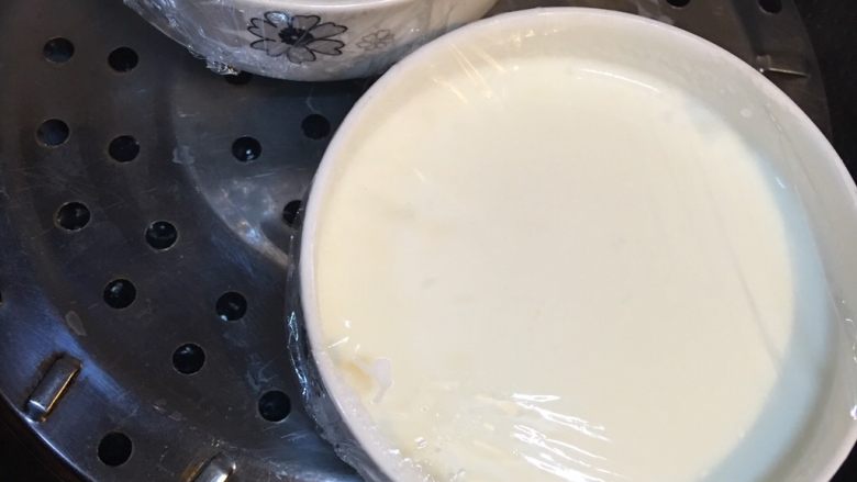 蜜豆爽滑双皮奶,加水,大火烧开后,再放上去,蒸10分钟!