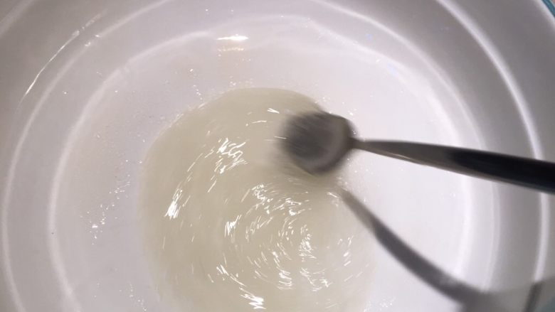 蜜豆爽滑双皮奶,同时将白糖加入到蛋清中,搅拌溶化