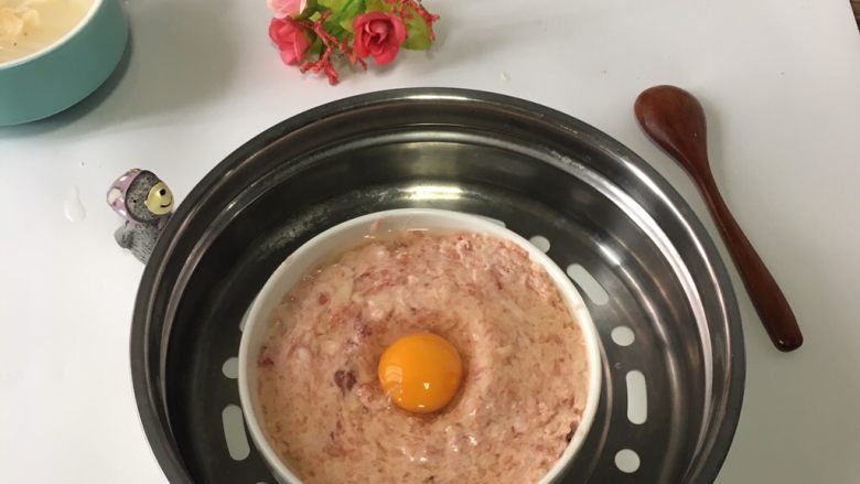 宝宝辅食之莲藕肉饼蒸蛋,放到蒸锅里,水开后继续蒸15分钟。