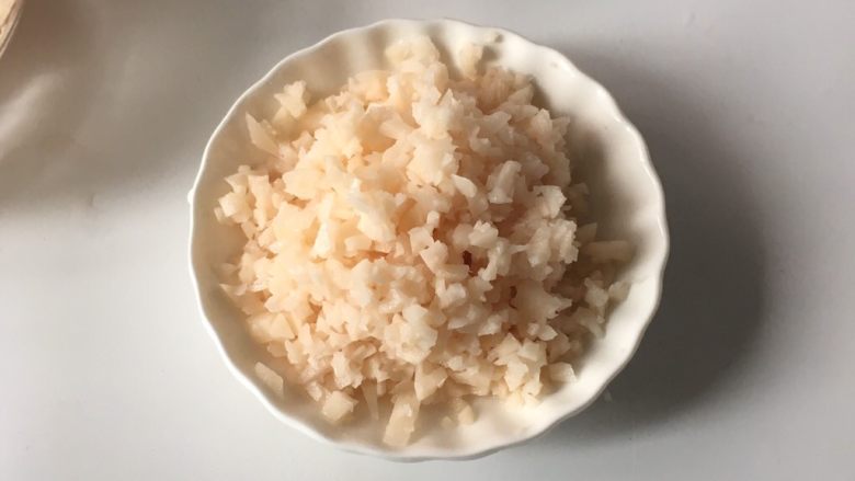 宝宝辅食之莲藕肉饼蒸蛋,莲藕洗净去皮,切碎