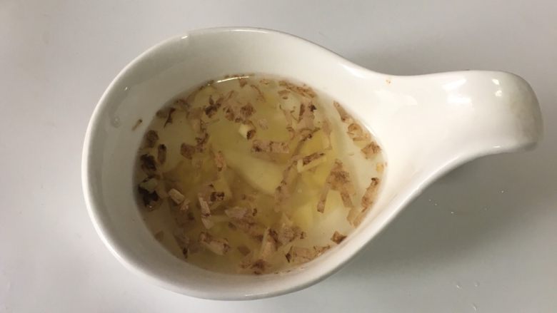 宝宝辅食之莲藕肉饼蒸蛋,生姜洗净,切碎,倒入少许开水浸泡,制成姜水去腥,备用。