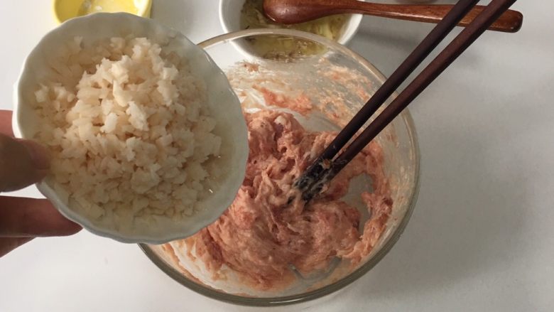 宝宝辅食之莲藕肉饼蒸蛋,加入藕末,搅拌均匀。