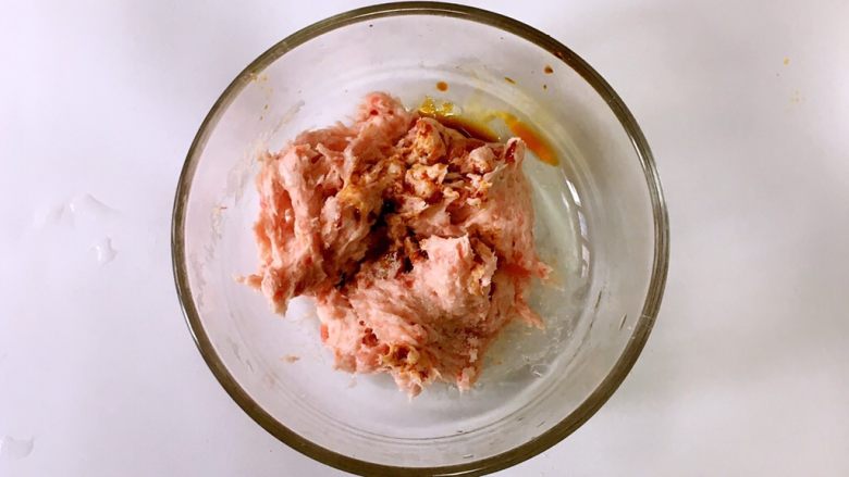 宝宝辅食之莲藕肉饼蒸蛋,肉馅中加入生抽,盐。用筷子沿一个方向搅拌均匀。
肉馅最好不选用纯瘦肉,3肥7瘦的肉蒸出来才不会柴。